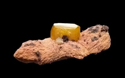 Wulfenite Lantigné France 2,5cm (Author: parfaitelumiere)