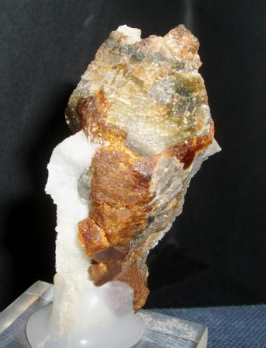 CLINOHUMITA-FORSTERITA  Juanar -Ojen -Malaga pieza 5.5cm x 2.5cm  ( en esta pieza curiosa de clinohumita, el apice es forsterita ,en los laterales tiene una espinela rosa calidad gema y una titanita, las dos micro) (Autor: Mijeño)