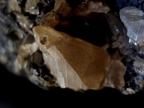 Galena y Cerusita maclada, Touissit, Oujda, Marruecos. Detalle del cristal. (Autor: Javier Garcia Canals)