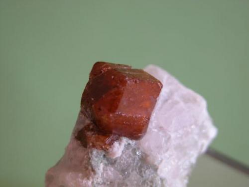 Spessartina (Espesartina) sobre Fluorita<br />Valle Hermoso, Tanti, Departamento Punilla, Provincia Córdoba, Argentina<br />1,2x0.9x1 cm (cristal)<br /> (Autor: Ignacio Tepman)