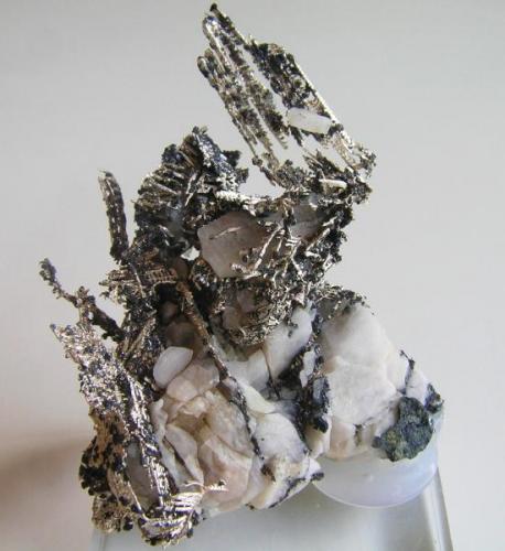 Plata Nativa c/Calcita.
Batopilas, Dist. Andrés del Río, Chihuahua, México.
Tamaño 4,5x6x2,8 cm. Col. y foto Nacho Gaspar. (Autor: Nacho)