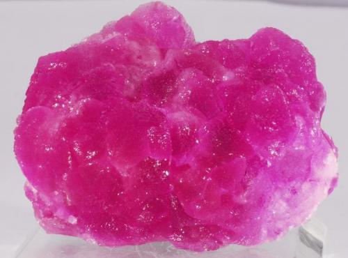 Calcita Cobaltífera - 
Mina Arhbar - Bou Azzer - Tazenakht - Ouarzazate - Souss/Massa/Drâa - Marruecos - 
5,1 x 3,9 x 2,3 cm (Autor: Martí Rafel)