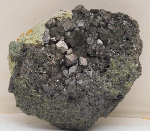 Magnetita y Actinolita - 
Mina La Herrería - Burguillos del Cerro - Badajoz - Extremadura - España - 
8,6 x 7,7 x 4,3 cm (Autor: Martí Rafel)