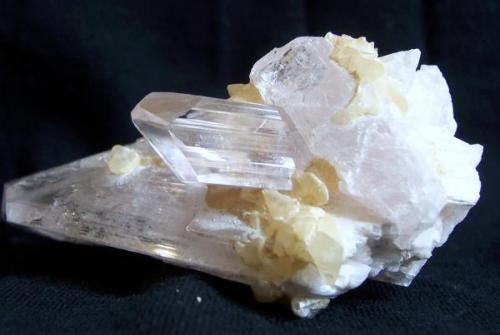 Danburita de Charcas, San Luis Potosí, México, medidas: 10cm de largo x 7cm de ancho, Tres cristales principales uno de ellos de excepcional transparencia. (Autor: Luis Domínguez)