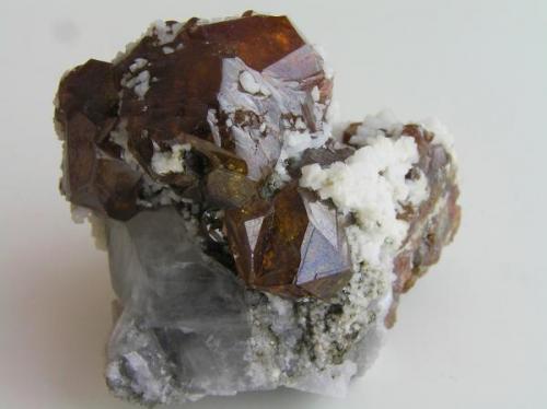 Esfalerita c/Dolomita y Calcita.
Mina Las Mánforas, Aliva, Camaleño, Cantabria, España.
Tamaño de la pieza 5x4x4 cm, con cristales hasta 2,2 cm. Col y foto N. Gaspar. (Autor: Nacho)