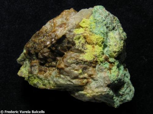 Fosfuranilita asociada a otros compuestos de uranio sobre cuarzo, Mina Cunha Baixa, Cunha Baixa, Mangualde, Viseu (Portugal)  4 x 2,5 x 2 cm. (Autor: Frederic Varela)