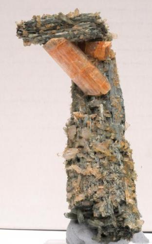 Fluorapatito , Uralita y Cuarzo - 
Imilchil - Montañas del Alto Atlas - Er Rachidia - Meknès/Tafilalet - Marruecos -
9,0 x 4,0 x 2,6 cm (Autor: Martí Rafel)