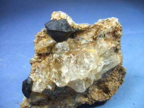 Casiterita cristal de 2cm pieza de6x6cm, minas de Penouta Ourense.jpg (Autor: Nieves)