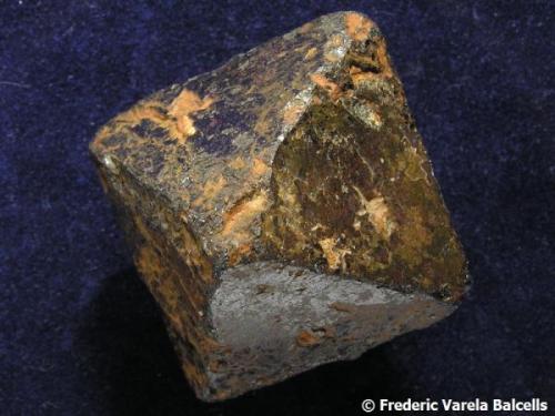 Magnetita, cristal octaédrico casi perfecto- Brasil (localidad desconocida, pero probablemente de Minas Gerais)   4 x 4 x 4 cm. Arista 3 cm. (Autor: Frederic Varela)