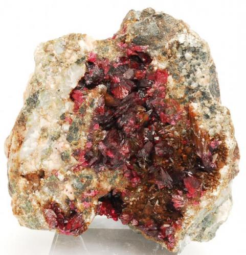 Wendwilsonita y Calcita - 
Filón 7 - Bou Azzer - Tazenakht - Ouarzazate - Souss/Massa/Drâa  - Marruecos - 
7,6 x 7,3 x 7,1 cm (Autor: Martí Rafel)