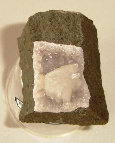 Epistilbita (cristal con 2cm) en geoda de cuarzo. Pedreira Municipal, Morro Reuter, RS-Brasil (Autor: Anisio Claudio)