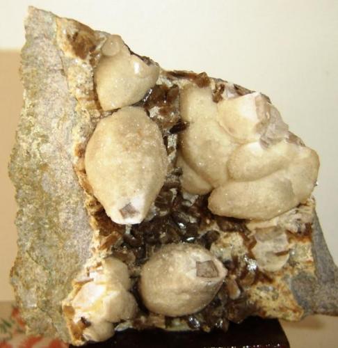 Estelerita (cristales marrons con 1cm) y calcita (4cm). Tamaño de la muestra- 13cm. Pedreira SUTEPA, Tainhas, RS-Brasil (Autor: Anisio Claudio)
