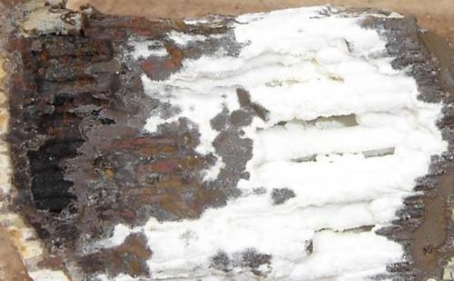 Espeleotemas de goethita (4cm)cubiertos por cuarzo branco. Morro das Balas, Formiga, MG-Brasil (Autor: Anisio Claudio)