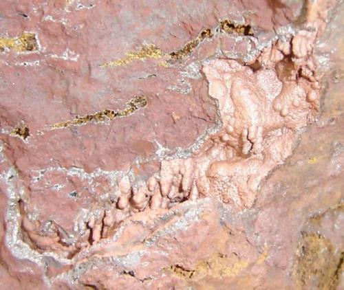 Espeleotemas hematita/goethita (1cm). Tamaño de la muestra- 10cm. Morro das Balas, Formiga, MG-Brasil (Autor: Anisio Claudio)