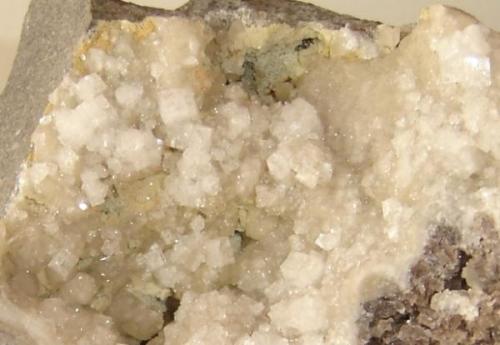 Chabazita (0,5-0,8mm), calcita e hialita (tamaño de la muestra- 12 cm). Tainhas (Pedreira SULTEPA), rs-bRASIL (Autor: Anisio Claudio)