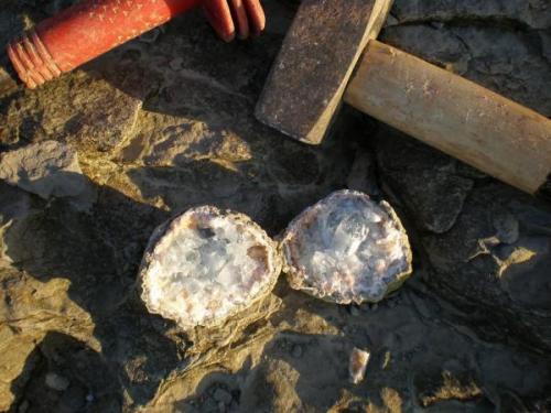 Geoda de Celestina abierta Langre Cantabria.JPG (Autor: PabloR)