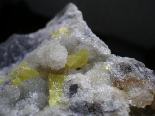 Azufre sobre Cuarzo Laredo Cantabria Cristales piramidales interpenetrados.Mayor 8mm (Autor: PabloR)