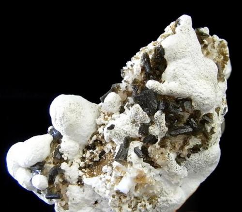 HEMIMORFITA sobre hidrocinzita en forma botroidal.
Mina La Cuerre-Grupo minero de la Florida-Valdaliga-Cantabria.
Pieza de 8,1x4,8cm, cristales de 0,5cm, el mayor 0,5x0,65cm. (Autor: DAni)