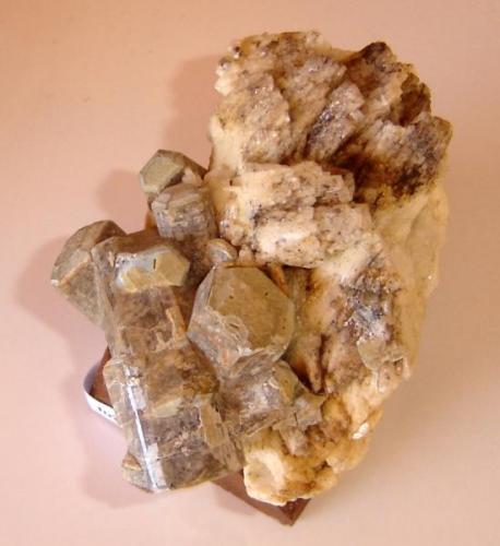 Cristales hexagonales de apatito (identificados hoy con un buen grado de precisión) en albita (?). Tamaño total de la muestra- 12 cm. Origen desconocida (Autor: Anisio Claudio)