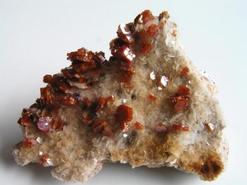 Vanadinita c/Baritina.
Midelt, Provincia de Khénifra, Región de Meknès-Tafilalet, Marruecos.
Tamaño: 8x5x3 cm., con cristales hexagonales dentados de hasta 0,9 cm. Col. y foto Nacho Gaspar. (Autor: Nacho)