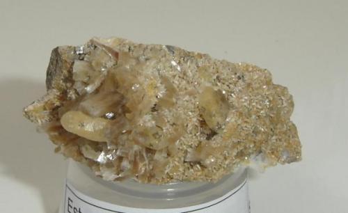 Estellerita, cuarzo y cristales cónicos de calcita. Tamaño de la muestra- 6cm. Tainhas, RioGrande do Sul- Brasil (Autor: Anisio Claudio)