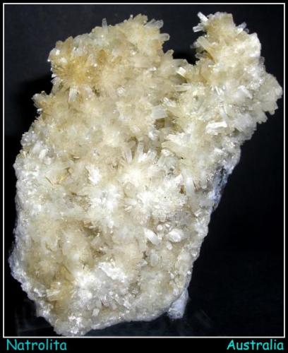 NATROLITA-Hymix Quarry-Kulnura-NSW-Australia-7.5cm x 5.5cm (Autor: Mijeño)
