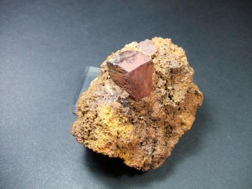 Pirita limonitizada mina Buenavista Mijas Málaga, pieza 8x8cm cristal 3x3cm (Autor: Nieves)