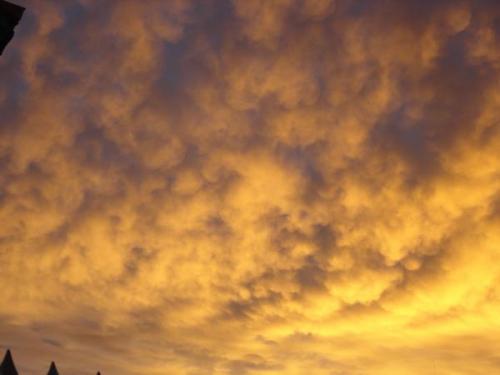 Cielo fantástico. Después de un domingo feliz con las colecciones de minerales, la naturaleza nos presenta este espectáculo. Sería egoísta no compartir la imagen con ustedes.

Céu fantástico. Após um domingo feliz com coletas minerais, a natureza nos brinda com esse espetáculo. Eu seria egoísta se não compartilhasse esta imagem com vocês. (Autor: Anisio Claudio)