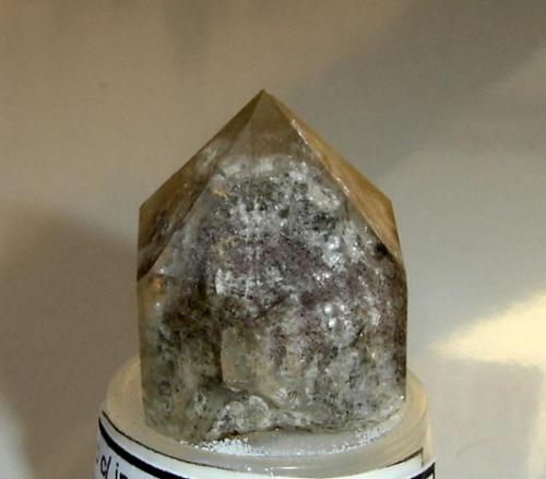 Cuarzo con inclusiones cloriticas (3,5 x 3,5 cm). Origen- quizá Diamantina, Minas Gerais, Brasil. (Autor: Anisio Claudio)