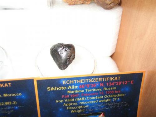 Meteorito Sikhote Alin (Rusia) Nótese la diferencia morfológica entre este y la metralla de más abajo. (Autor: Khalid)