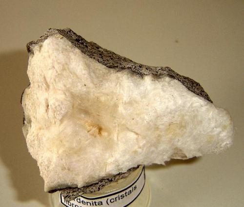 Mordenita (agregados fibrosos con cerca de 9 x 4 cm). Pedreira Daier, Canelas, Rio Grande do Sul, Brasil. (Autor: Anisio Claudio)