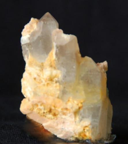 Cuarzo Ahumado (tres cristales) con Microclina - Cantera Massabé - Sils - Cataluña - España - 4x3x1,5 cm (Autor: Joan Martinez Bruguera)