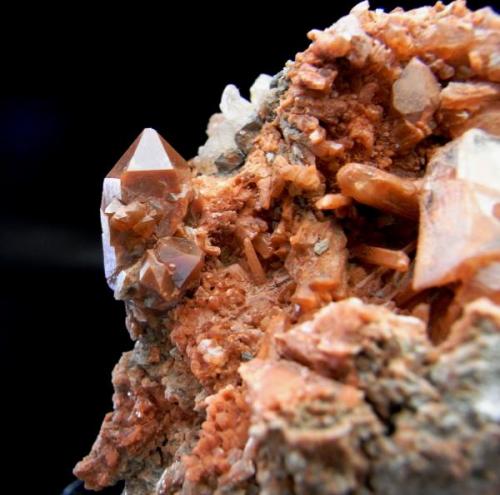CUARZO HEMATOIDE (jacinto) con cristales de yeso.
Paraje de Cueva del Chato-Chella-Valencia.
Pieza de 8,8x5cm con cavidad de 4,5cm. Cristal 2,3cm. (Autor: DAni)