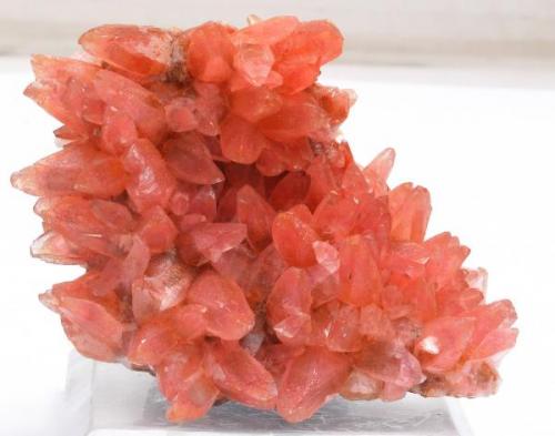 Calcita Cobaltífera - 
Mina Arhbar -  Bou Azzer - Tazenakht - Ouarzazate - Souss/Massa/Drâa - Marruecos - 
6,9 x 4,9 x 3,6 cm (Autor: Martí Rafel)