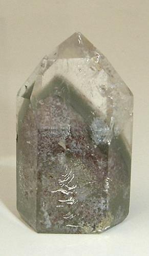 Cuarzo con inclusiones cloríticas (4 x 2,5 x 2,5 cm). Origen quizá Diamantina, MG, Brasil. (Autor: Anisio Claudio)