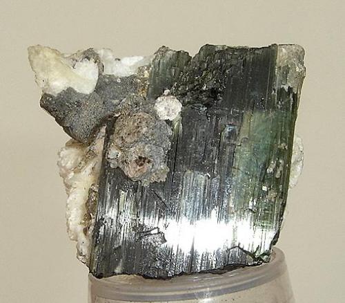 Turmalina verde y albita (4 x 3 x 3cm). Origen desconocida. (Autor: Anisio Claudio)