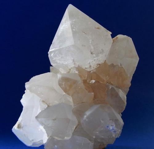 CUARZO con cristales de dolomita.
Cantera Respina-Fuentes de Respina-Puebla del Lillo-León.
Grupo de 11,8x9,1cm. Cristal 5,5x5,7cm. (Autor: DAni)
