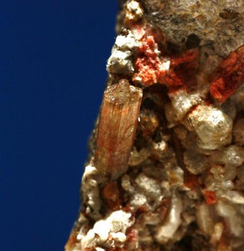 Apatito. Cantera "Minera I", R.S.A. nº 382, Paraje "Cerro del Serrano", Lebrija, Sevilla, Andalucía, España.
Cristal de 0,9 x 0,4 cm. (Autor: Inma)