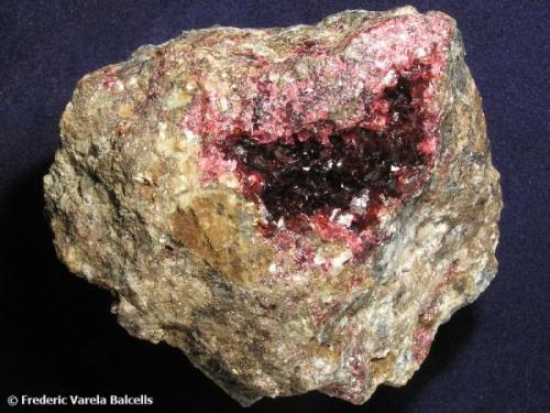 Roselita.
Aghbar, Bou Azzer, Ouarzazate Prov., Marruecos. 
Geoda 4 x 3 cm. sobre una pieza matriz dolomítica de 7 x 7 x 6 cm. 
Cristales lenticulares de intenso color de hasta 4 mm. (Autor: Frederic Varela)