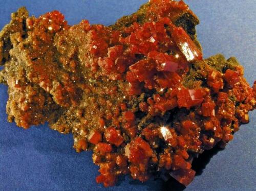 Vanadinita c/Calcita.
Mina North Geronimo, La Paz Co., Arizona, EE.UU.
Tamaño de la pieza 7x4x2,5 cm.
Con cristales hasta 8 mm. Col. y foto Nacho Gaspar. (Autor: Nacho)