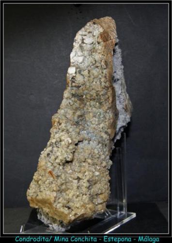 CONDRODITA - Mina Conchita - Estepona - Málaga - pieza de 20cm x 5.5cm x 6.5cm con minerales acesorios como Espinelas - Grafito - Bismuto - Clinohumita (Autor: Mijeño)