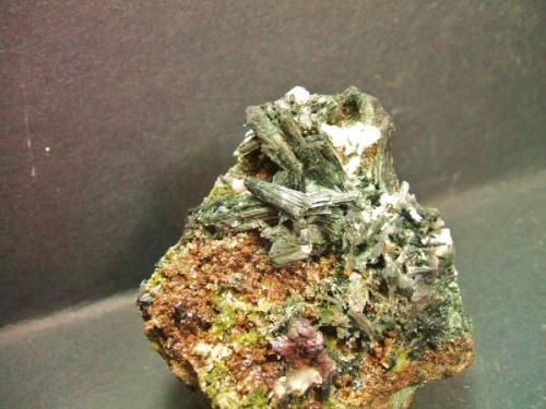 Ferropargasita minas de Cala Huelva, pieza 8x8cm cristal 3cm (Autor: Nieves)
