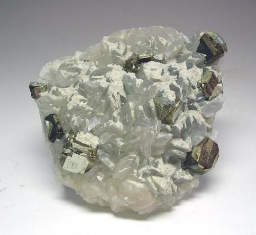 3654-Pirita y calcita, mina Barroca Grande, minas de Panasqueira, Fundao, Portugal, 7,7x6,8x2 cm. (Autor: Edelmin)