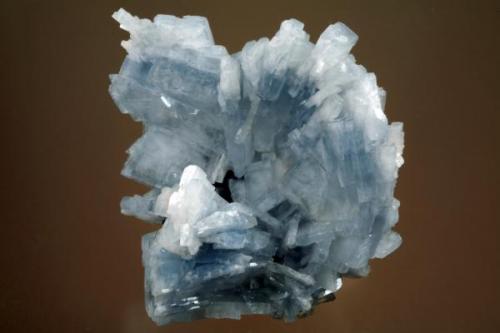 Hermoso grupo de cristales de barita azul en la zona central y blanca en la mas externa, biterminado de dimensiones 8 x 6 cm.
Foto: J.R. García (Autor: JRG)