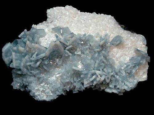 Pieza con una capa de cristales de barita azul sobre dolomita blanca, Tamaño de la pieza 14 x 9 cm.
Foto: J.R. García (Autor: JRG)