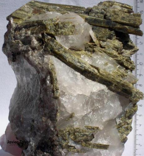 Epidota Argentina (La Calera, Córdoba) 16x11x12 cm. (Autor: javier zayar)
