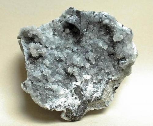 Chalcocita (Calcosina) en Calcita.
Copiapó, Chile.
Tamaño de la pieza 8,5x7x3,6 cm.
Col. Nacho Gaspar, foto cortesía de Fabre Minerals. (Autor: Nacho)