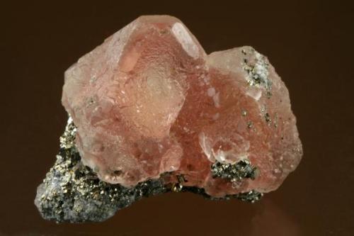Ejemplar de fluorita rosada sobre pirita de la mina de Huanzalá en Perú. Los cristales octaédricos tienen 3 cm de arista.
Fotografía: J. R. García (Autor: JRG)