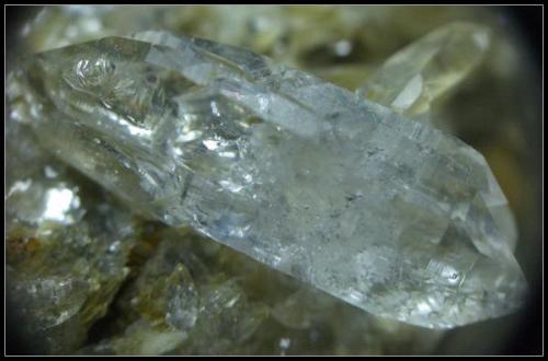 Detalle de cristal de Cuarzo biterminado de la pieza anterior (Autor: Mijeño)