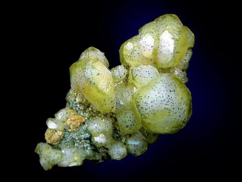 Ejemplar de calcita con inclusiones de pequeños cristales de pirita, procedente de la mina "Bodovalle" en Gallarta, Vizcaya.
Dimensiones de la pieza 10 x 5 cm.
Fotografía: J. R. García (Autor: JRG)
